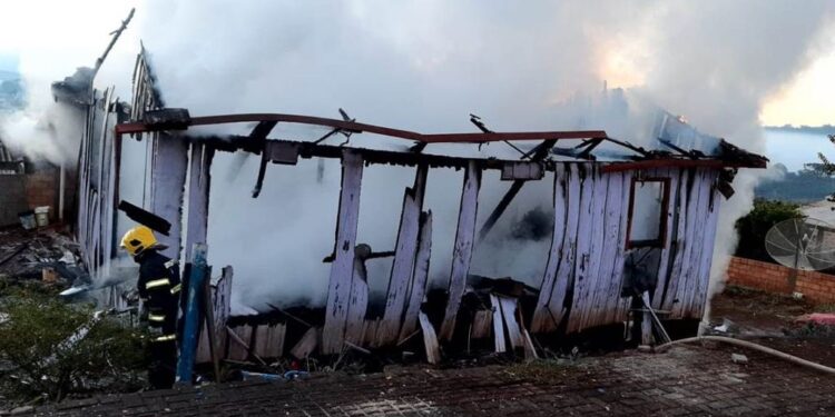 Pai, mãe e dois filhos morrem carbonizados em Santa Catarina