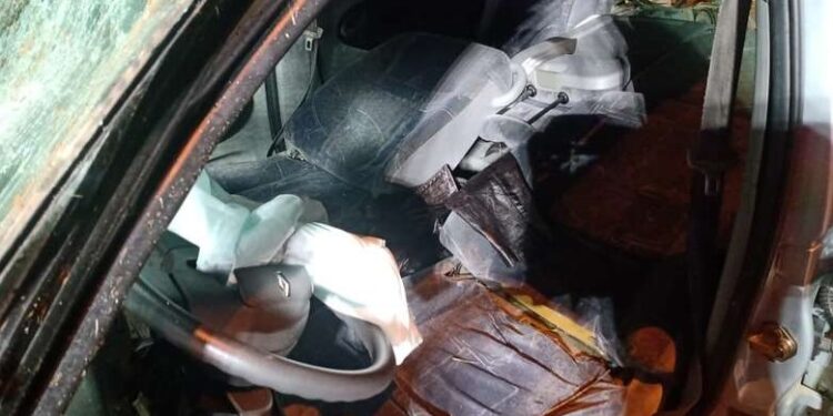 Carro bate em árvore e capota em viaduto em Jaraguá do Sul