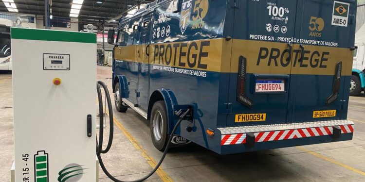 Primeiro carro-forte elétrico do mundo tem motor WEG