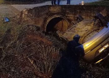 Carro capota em valo em Jaraguá do Sul