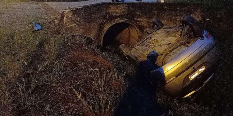 Carro capota em valo em Jaraguá do Sul