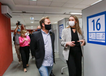 Em Joinville, governadora reforça importância da imunização contra coronavírus