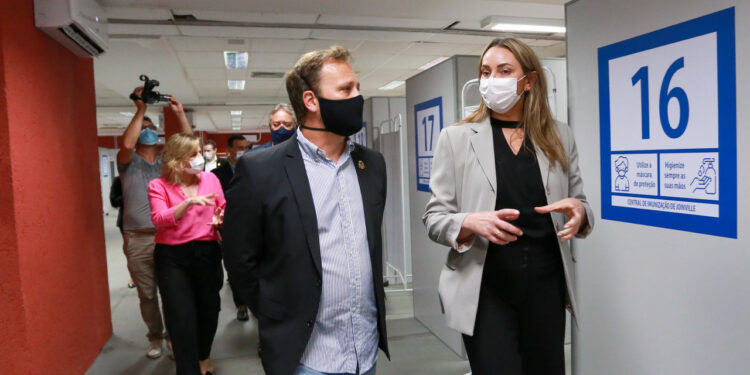 Em Joinville, governadora reforça importância da imunização contra coronavírus