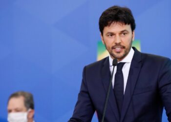 Ministro Fábio Faria assina portaria do chip FM em smartphones