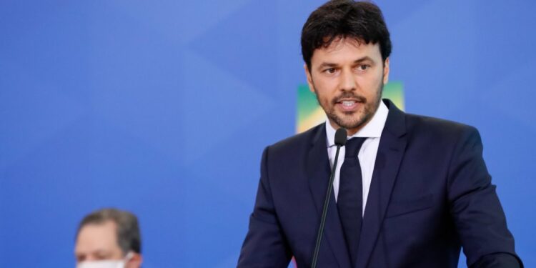 Ministro Fábio Faria assina portaria do chip FM em smartphones