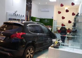 [Vídeo] Homem invade loja com carro ao tentar atropelar ex-namorada em Balneário Camboriú