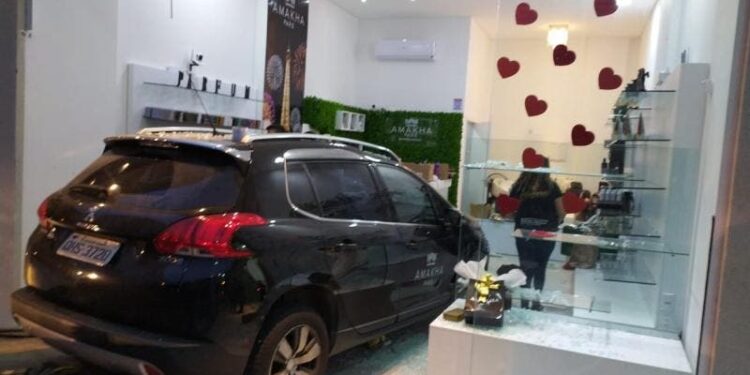 [Vídeo] Homem invade loja com carro ao tentar atropelar ex-namorada em Balneário Camboriú