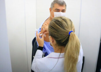 Prefeito de Jaraguá do Sul toma primeira dose contra o coronavírus