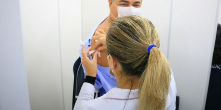 Prefeito de Jaraguá do Sul toma primeira dose contra o coronavírus