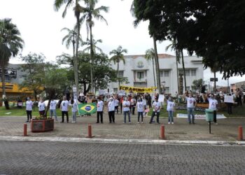 Manifestantes se reúnem no Centro de Jaraguá do Sul e PM interrompe ato por aglomeração