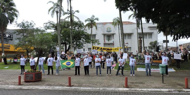 Manifestantes se reúnem no Centro de Jaraguá do Sul e PM interrompe ato por aglomeração
