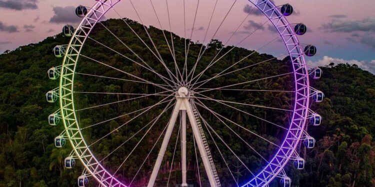 Casal é ‘esquecido’ e fica preso na roda gigante de Balneário Camboriú