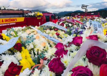 Mais de 500 pessoas acompanham o sepultamento do comandante dos bombeiros de Schroeder