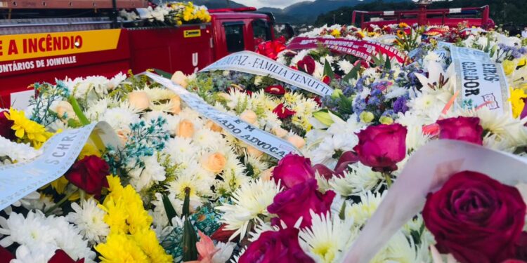 Mais de 500 pessoas acompanham o sepultamento do comandante dos bombeiros de Schroeder