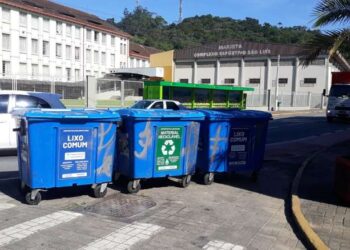 Lixeiras são pichadas no Centro de Jaraguá do Sul
