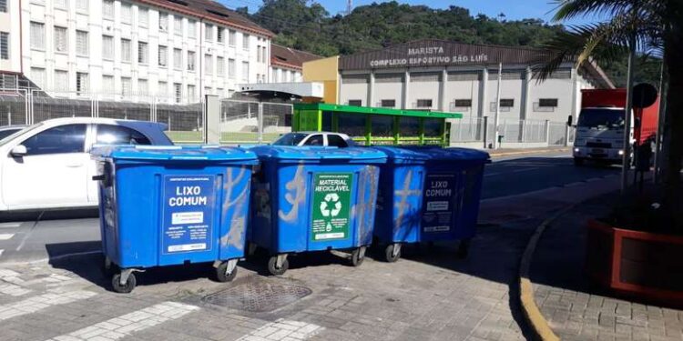 Lixeiras são pichadas no Centro de Jaraguá do Sul