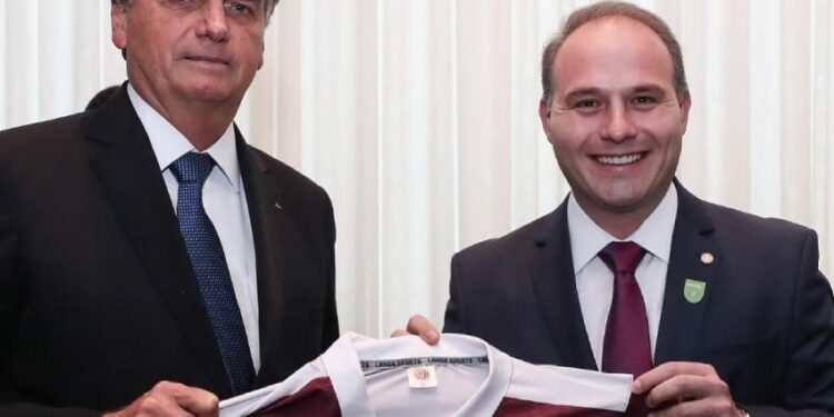 Bolsonaro recebe camisa do Juventus