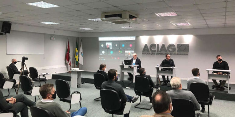 Deputado estadual apresenta investimentos para a região à classe empresarial de Guaramirim