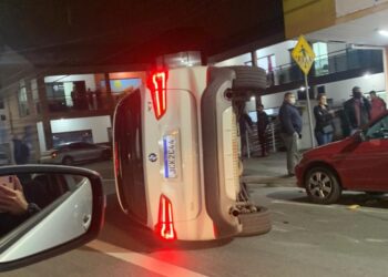 Vídeo: carro de luxo tomba no Centro de Jaraguá do Sul