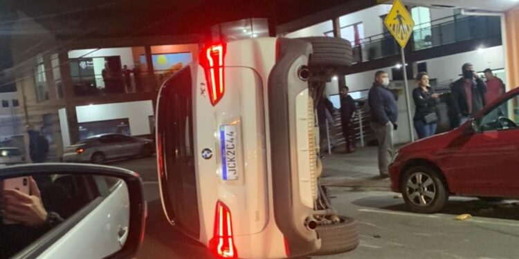 Vídeo: carro de luxo tomba no Centro de Jaraguá do Sul