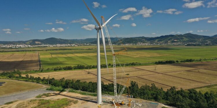 WEG e Engie Brasil Energia concluem instalação do primeiro aerogerador nacional