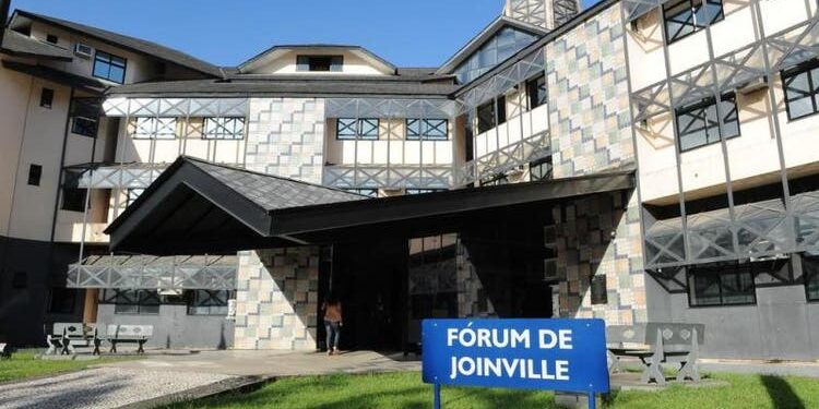 Homem é condenado a mais de 20 anos de prisão por estuprar mulher dentro de loja em Joinville