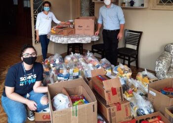 Colaboradores do Grupo Elian doam mais de duas toneladas de alimentos e roupas para a Casa São José, em Jaraguá do Sul