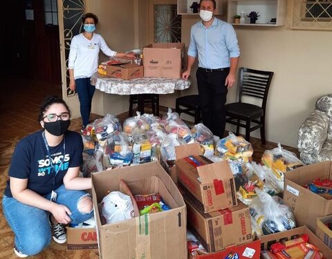 Colaboradores do Grupo Elian doam mais de duas toneladas de alimentos e roupas para a Casa São José, em Jaraguá do Sul