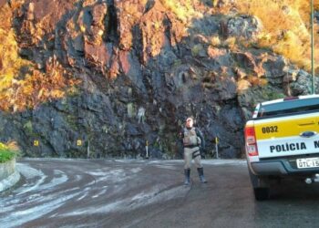 Frio congela pista na Serra do Rio do Rastro