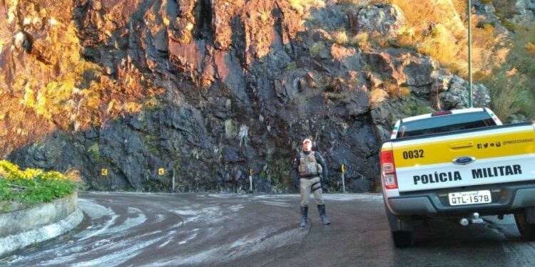 Frio congela pista na Serra do Rio do Rastro