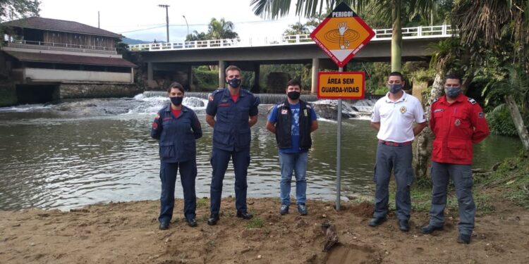 Placas alertando sobre perigo de banho são instaladas em Schroeder