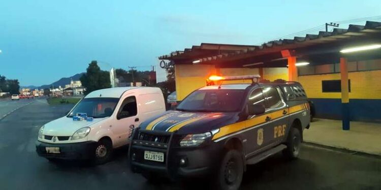 Cerca de 14 mil maços de cigarros são apreendidos na BR 280, em Jaraguá do Sul