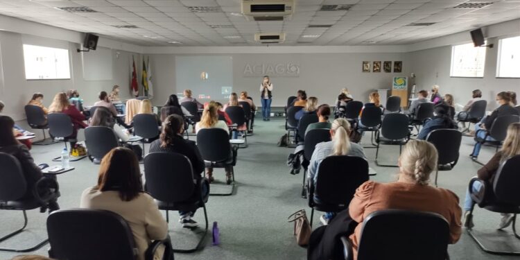 Professores da rede municipal de Guaramirim participam de formação pedagógica