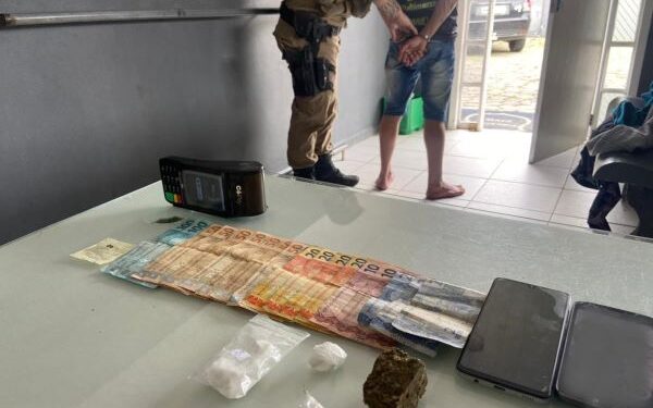 Casal preso por tráfico de drogas utilizava máquina de cartão para receber dos usuários em Jaraguá do Sul