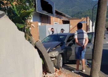 Colisão em muro é registrada no bairro Vila Lalau, em Jaraguá do Sul