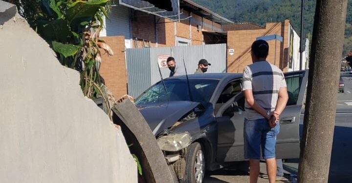 Colisão em muro é registrada no bairro Vila Lalau, em Jaraguá do Sul