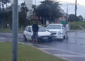 Dois carros se envolvem em acidente em Jaraguá do Sul