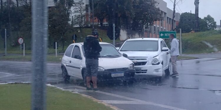 Dois carros se envolvem em acidente em Jaraguá do Sul