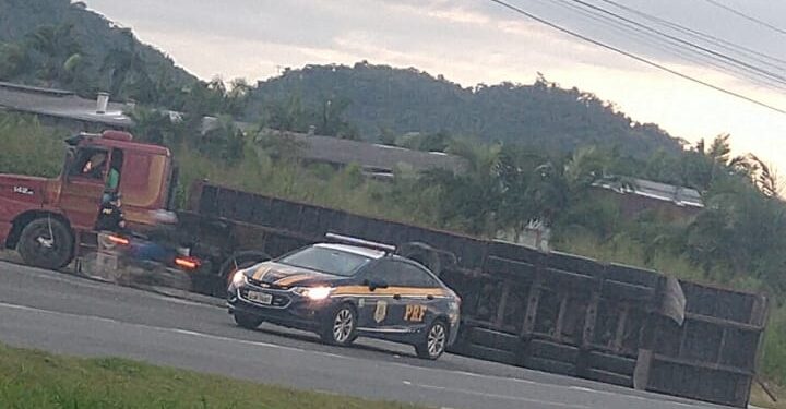 Container tomba em manobra de caminhão na BR-280, em Guaramirim