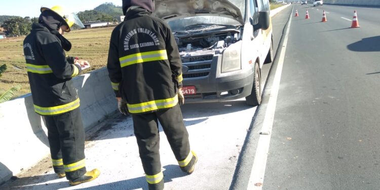 Van pega fogo na BR-280, em Guaramirim
