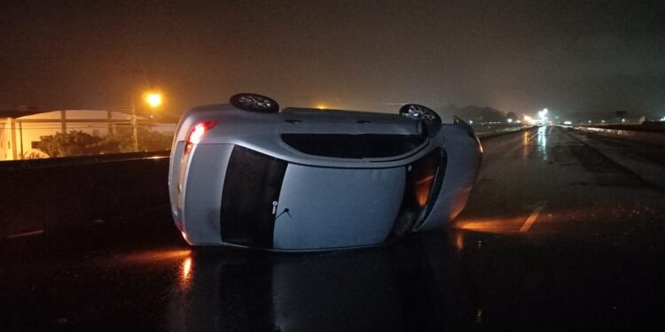 Carro capota e outro bate em mureta na BR-280, em Guaramirim