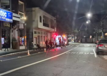 Mulher fica ferida após acidente envolvendo carro e moto em Jaraguá do Sul