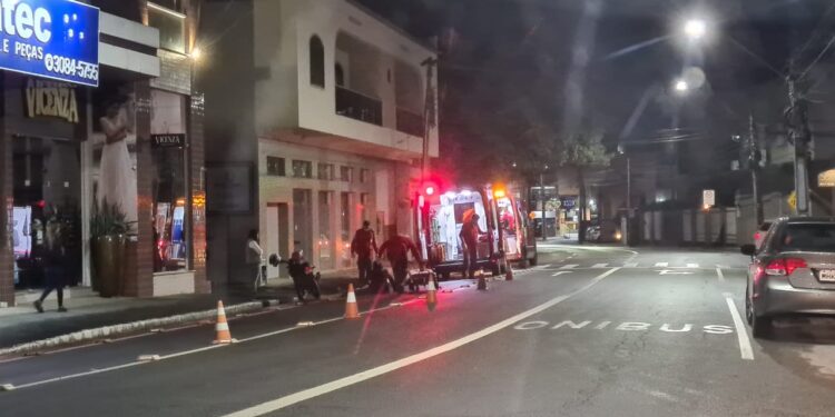 Mulher fica ferida após acidente envolvendo carro e moto em Jaraguá do Sul