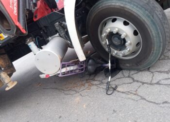 Mulher fica ferida após ser atingida por caminhão em Guaramirim