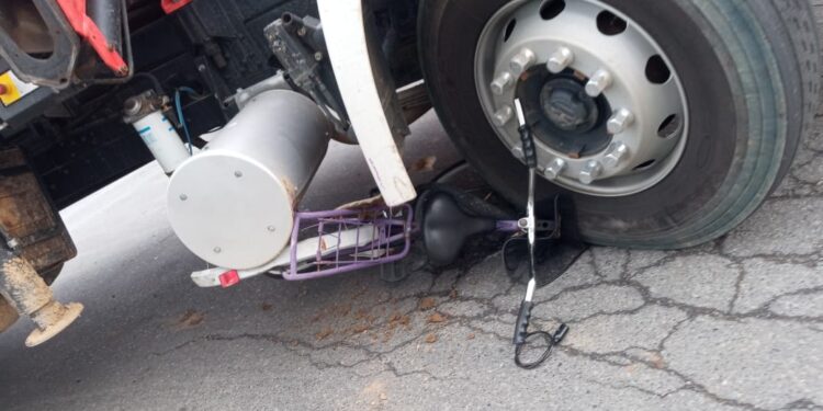 Mulher fica ferida após ser atingida por caminhão em Guaramirim