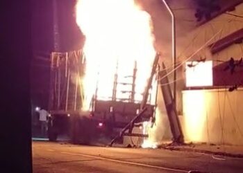 [Vídeo] Caminhão pega fogo em Jaraguá do Sul