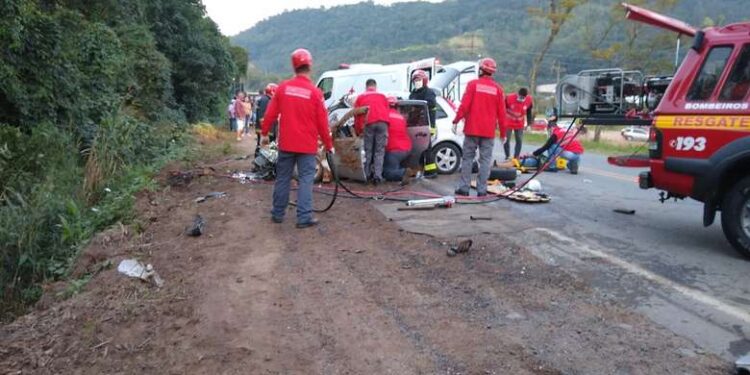 Dois veículos colidem na BR-280, em Corupá