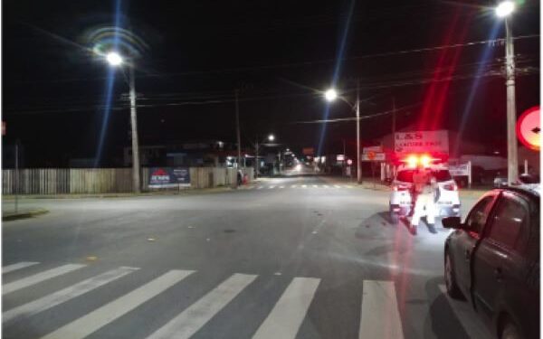 PM flagra acidente de trânsito em Jaraguá do Sul durante deslocamento para outra ocorrência