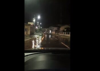 Vídeo: mar invade avenida em Barra Velha e Defesa Civil faz alerta
