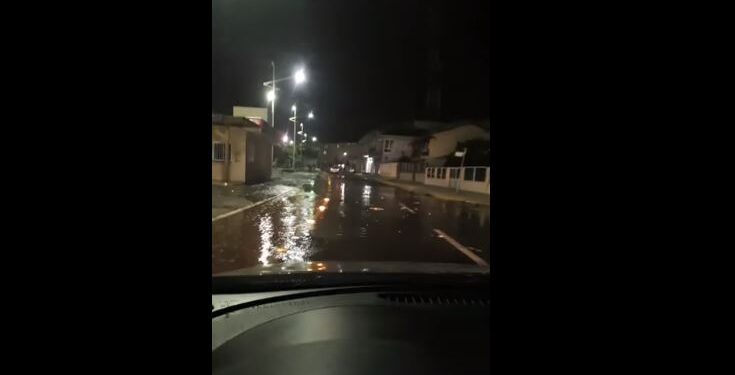 Vídeo: mar invade avenida em Barra Velha e Defesa Civil faz alerta